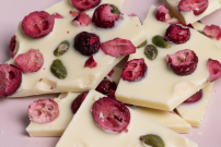 Szekulada bioło z pistacjami i żurawinom
