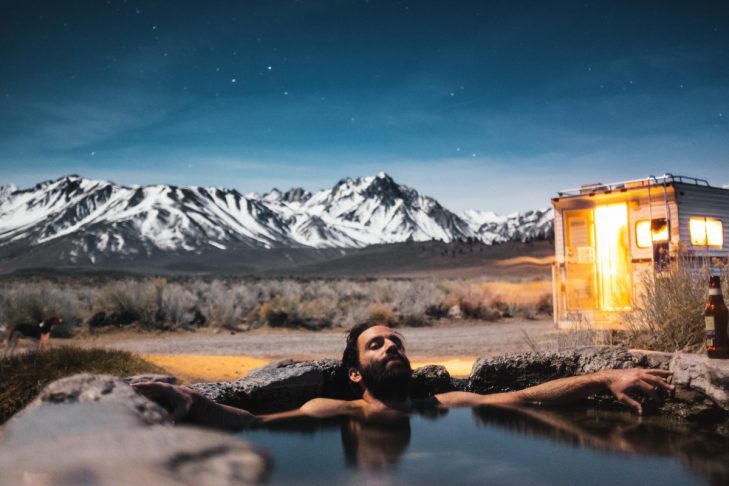 Jak kto mo czas i piniondze, to moge sie po cimoku okompać we gejzerze / fot. Unsplash